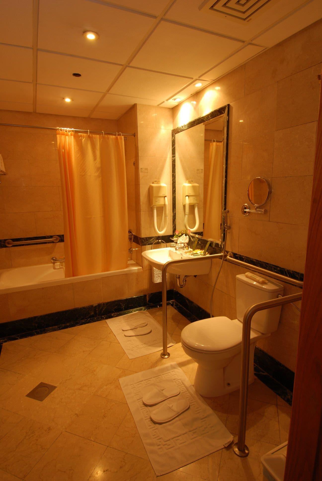 Отель Dar Aleiman Al Haram Медина Экстерьер фото A bathroom in a hotel