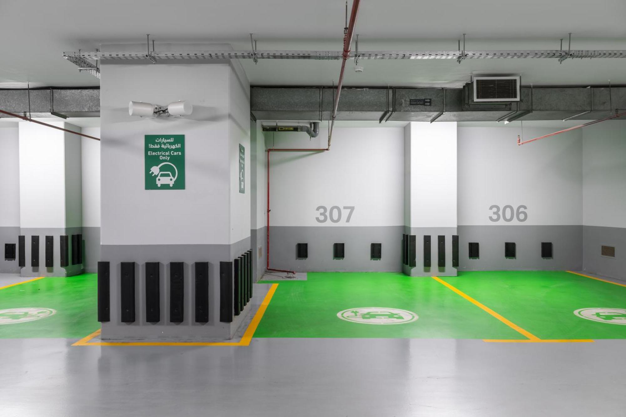 Отель Dar Aleiman Al Haram Медина Экстерьер фото Electric vehicle parking at the airport