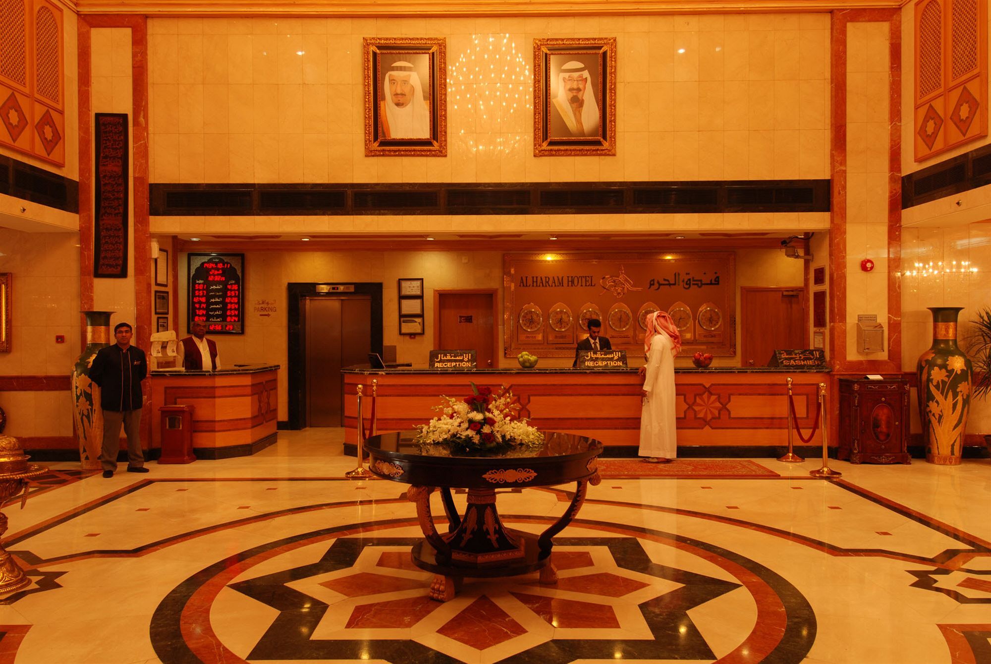 Отель Dar Aleiman Al Haram Медина Экстерьер фото The lobby of the hotel
