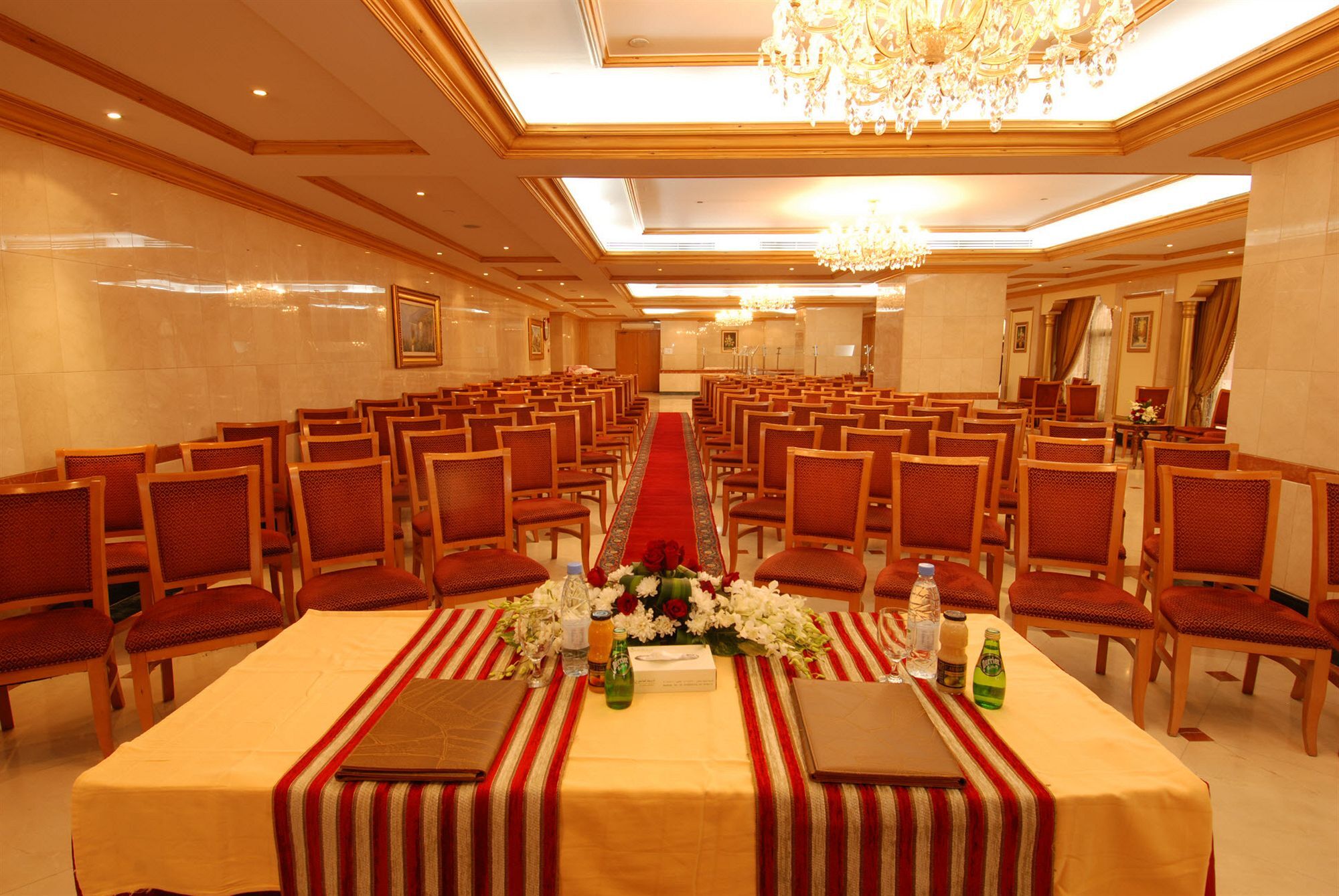 Отель Dar Aleiman Al Haram Медина Экстерьер фото The conference room of the hotel